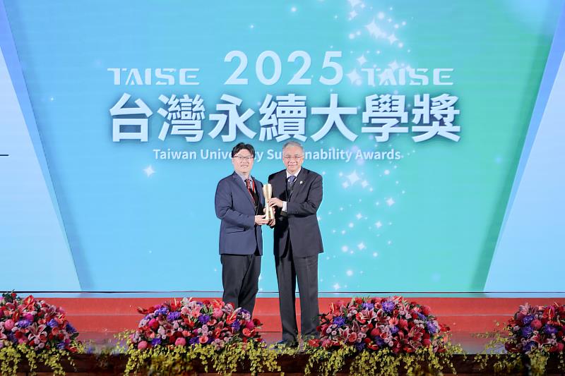 朝陽科大獲頒十大永續典範大學,校長鄭道明(右)代表接受教育部常務次長朱俊彰(左)表揚。