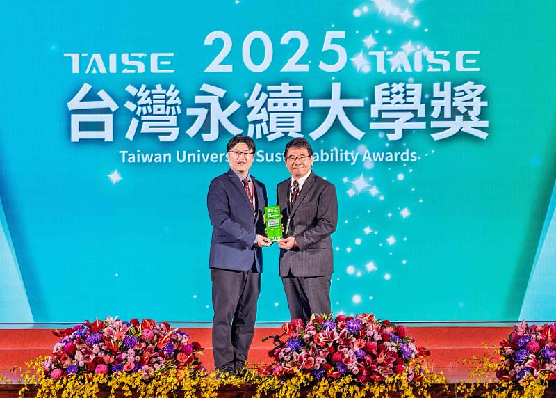 第2屆台灣永續大學獎，淡江大學獲得「台灣永續大學績優獎」，由蕭瑞祥永續長（右）代表，接受教育部朱俊彰常務次長頒發獎座。（圖／淡江大學提供）