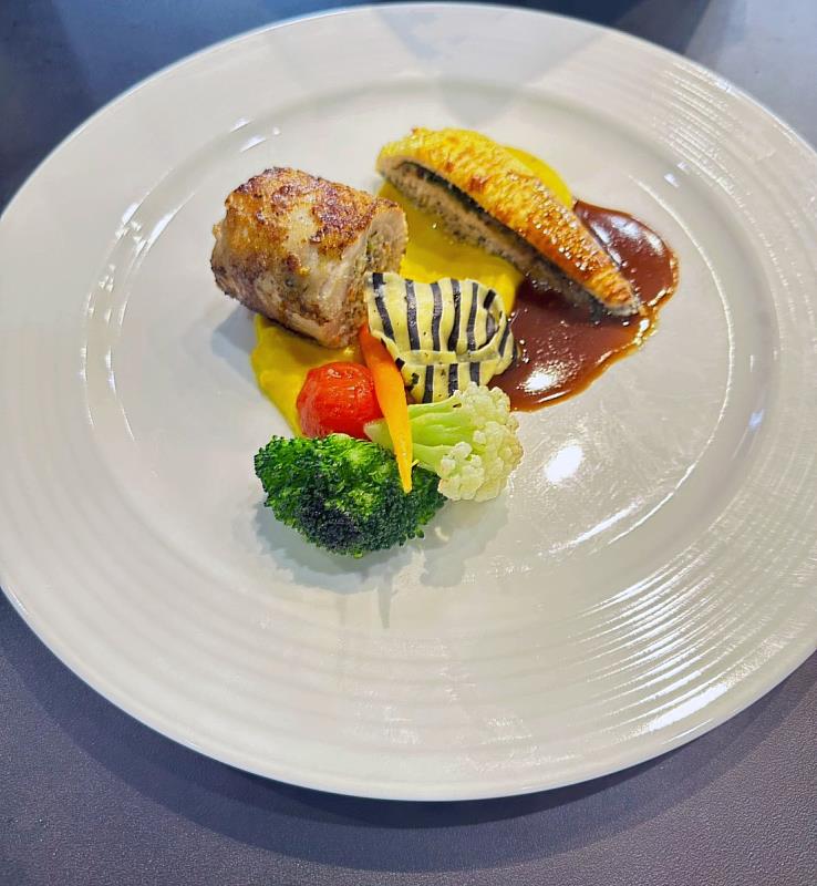 嘉藥林科任以松露搭配雞胸及雞腿做出層次豐富的口感獲銀牌獎。