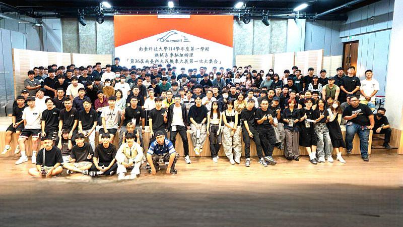 南臺科大第36屆汽機車大展的幕後英雄！圖為機械工程系先進車輛組師生團隊的大合照。