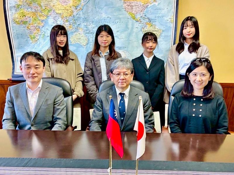 日本產業醫科大學校長上田陽一教授（前中）、產業保健經營學永田智久副教授（前左）與中醫藥大公衛學院研習師生合影。