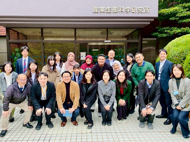 中國醫大公衛學院師生與日本、印尼及泰國研究人員參訪日本產業醫科大學產業生態科學研究所合影。
