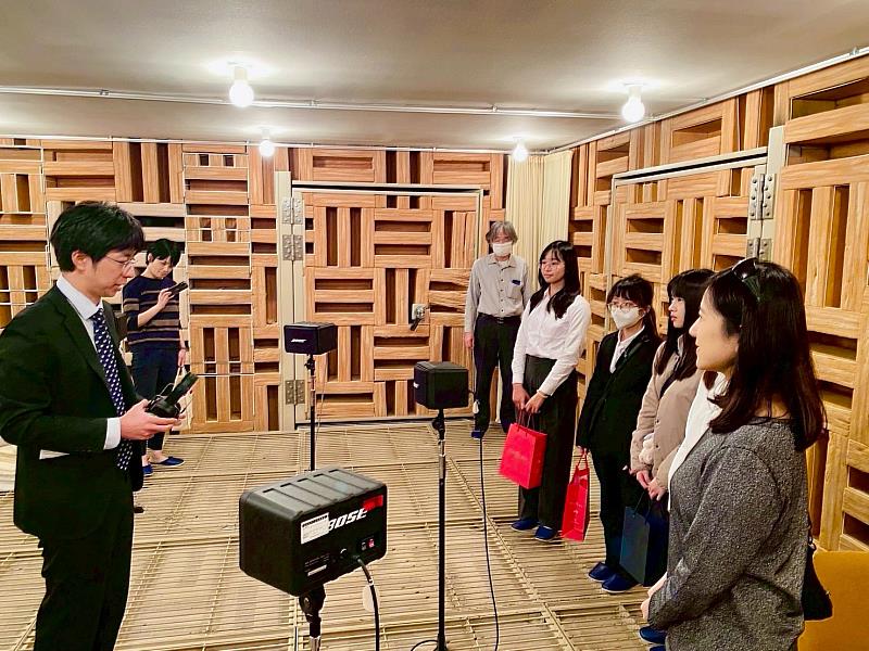 中國醫大職安系師生參訪日本產業醫科大學「無響室」。
