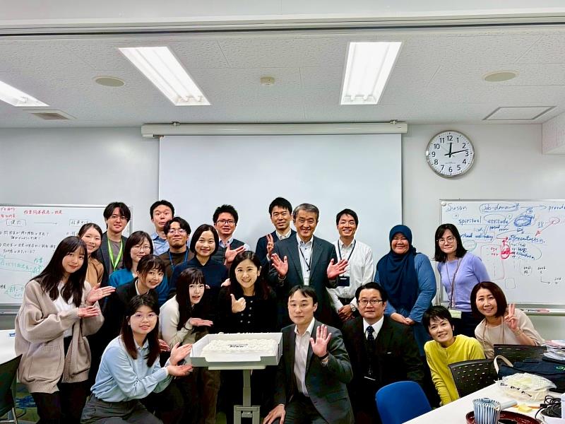 日本產業醫科大學產業保健經營學研究室森晃爾教授、人因工程研究室榎原毅教授、國際交流處職員與中醫藥大職安系研習師生合影。