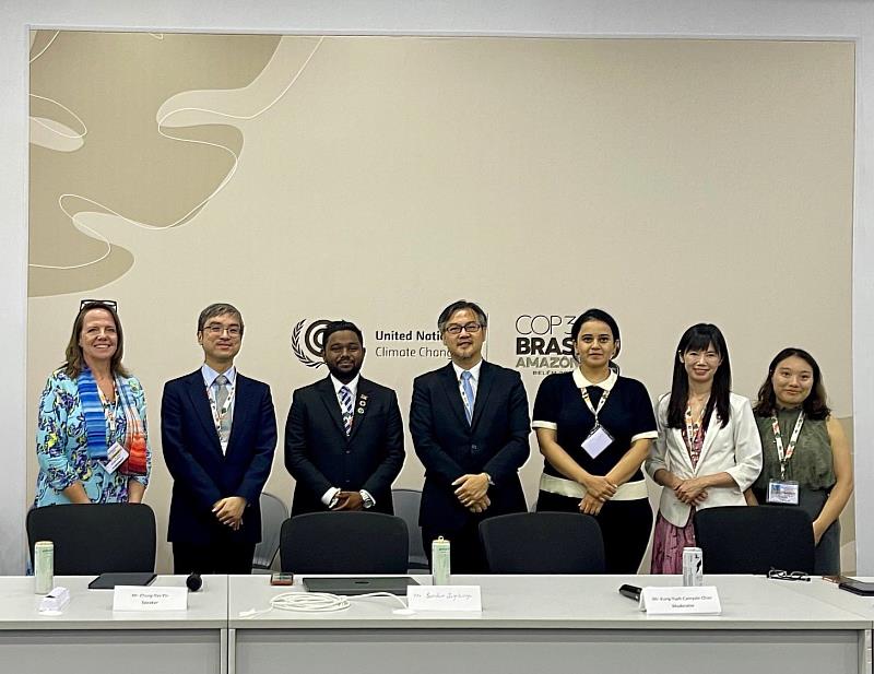 南山人壽尹崇堯董事長（左2）積極參與藍區的週邊會議，與國際氣候發展智庫執行長趙恭岳（左4）等與會來賓分享南山人壽永續健康作為。