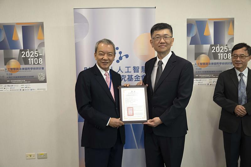 東海以計畫「AI未來應用與監管法規探索，打造AI教育新世代」脫穎而出獲得大獎，計畫主持人暨教務長楊定亞（中）出席領獎。