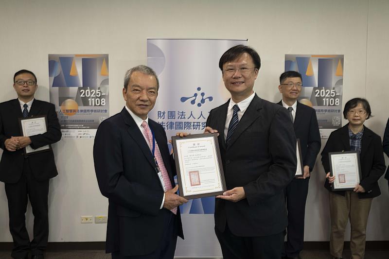 資工系陳仕偉助理教授（右3）榮獲「人工智慧法律教育推廣實踐獎」。