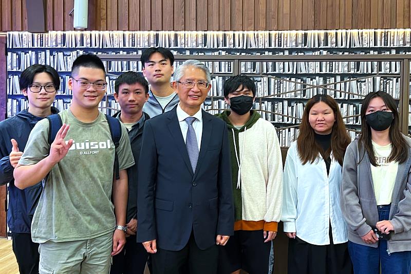 中金院財經法律系學生開心與司法院代理院長謝銘洋合影留念。（圖/中金院提供）