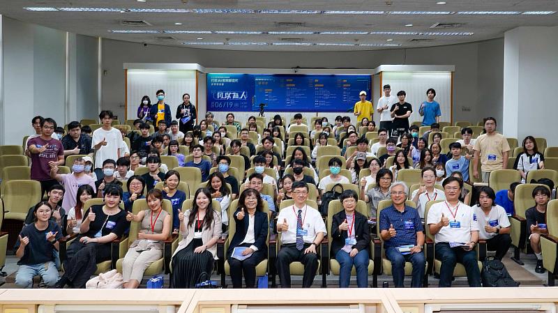 東海大學憑藉在課程設計、師生參與及成果發表等方面的傑出表現，榮獲「人工智慧法律教育團體卓越貢獻獎－首獎」。