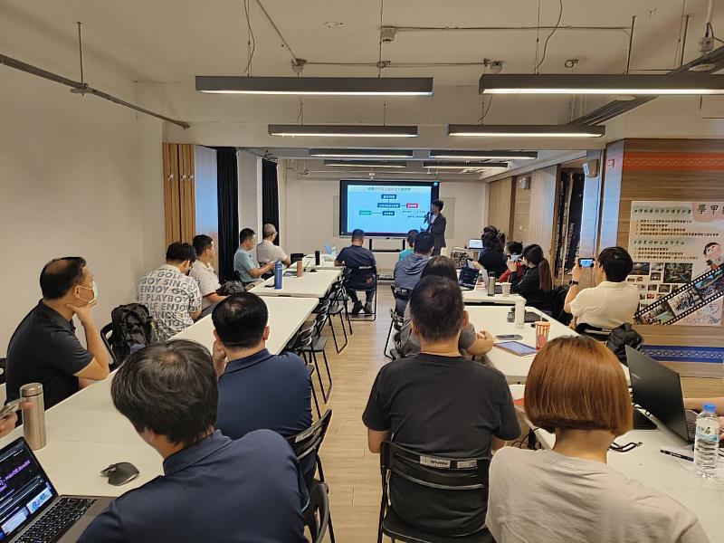 台南市經發局透過課程，輔導企業營運模式與思維文化的革新。