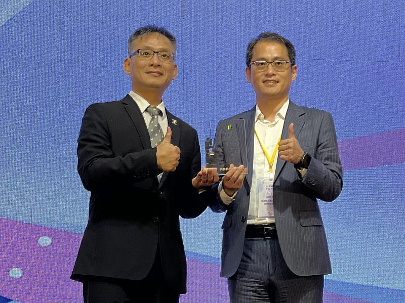 資誠聯合會計師事務所（PwC Taiwan）於臺北市勞動力重建運用處主辦之「114年度臺北市模範身心障礙勞工暨優秀移工表揚典禮」，獲頒「進用身心障礙者績優企業（超額進用）」獎，由臺北市副市長張溫德（左）親自頒獎，PwC Taiwan包容與多元負責人簡汎亞（右）代表受獎。