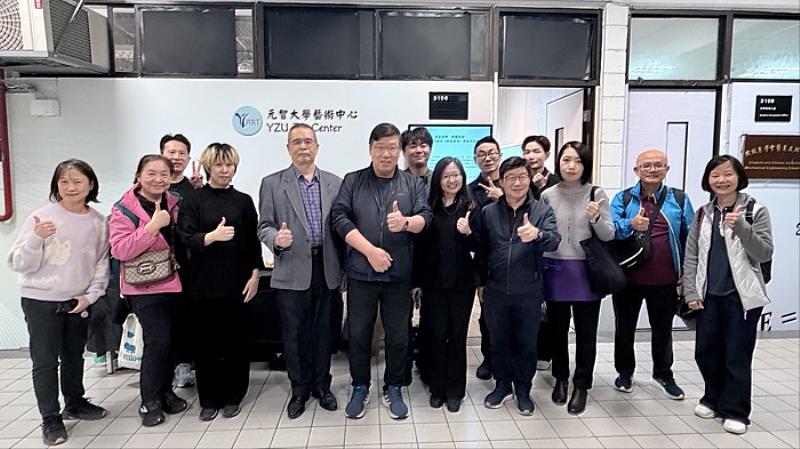 《煦色韶光》曹松清個展於元智登場，與會者合影。