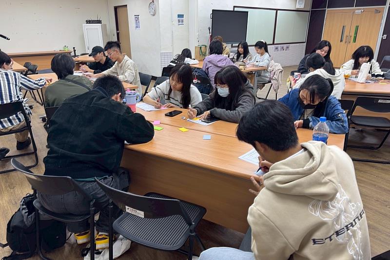 南大同學完成個人職涯目標書寫任務，講師進一步引導如何從中理解職場工作內容與互動情境。