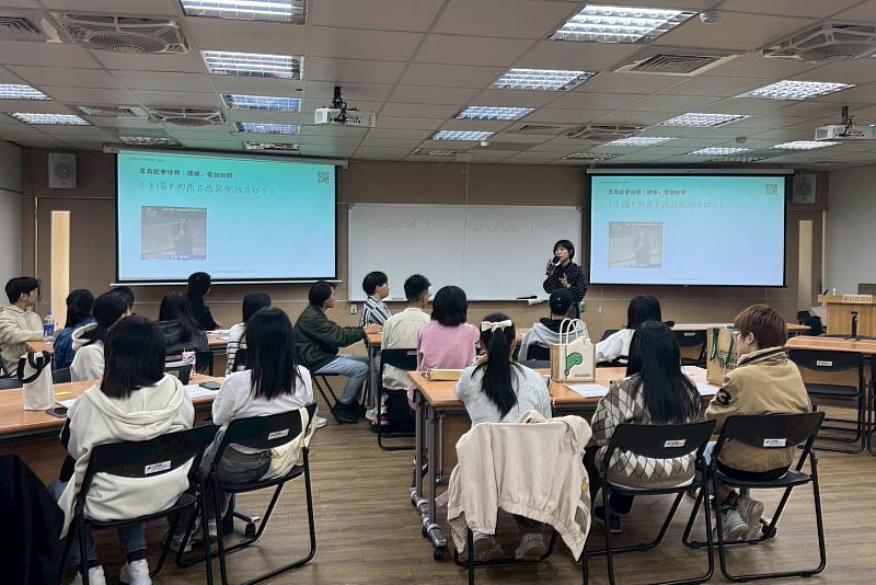 南大邀請葉如凡老師分享自身記者經歷，深入說明在職場溝通中靈活應對的重要性。