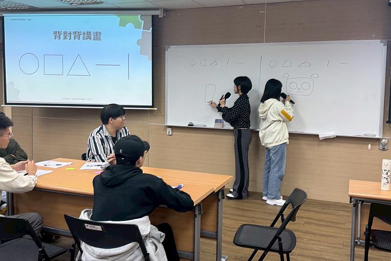 葉如凡老師現場邀請南大學生實地示範「背對背講畫」，引導大家從互動中察覺表達與理解的落差。