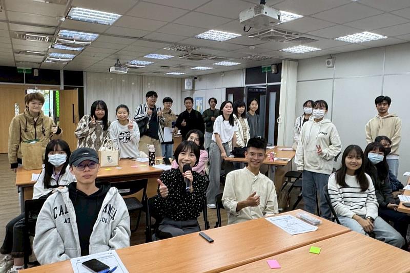 南大講座活動後大團體留影，展現學生積極參與職涯探索的熱忱與行動力。