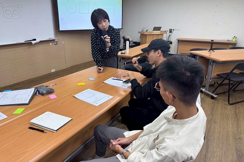 講座現場，南大學生分享「背對背講畫」活動的實際感受，體會雙向理解在溝通中的關鍵角色。