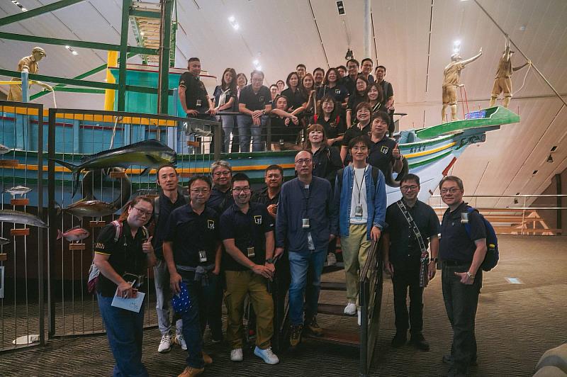 南大 EMBA 見學團隊在蘭陽博物館進行課程紀錄合影，體驗文化機構的永續實踐。