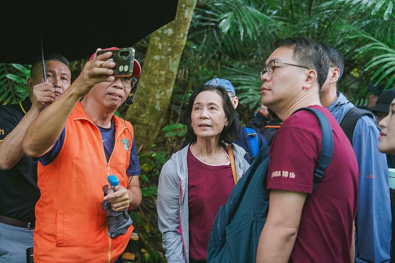 南大 EMBA 在頭城農場進行生態導覽,從場域觀察永續如何落實於經營與教育。