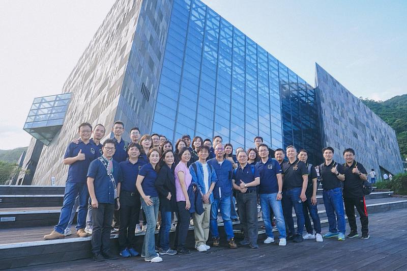 南大 EMBA 師生於蘭陽博物館合影，從文化治理視角認識地方永續發展。