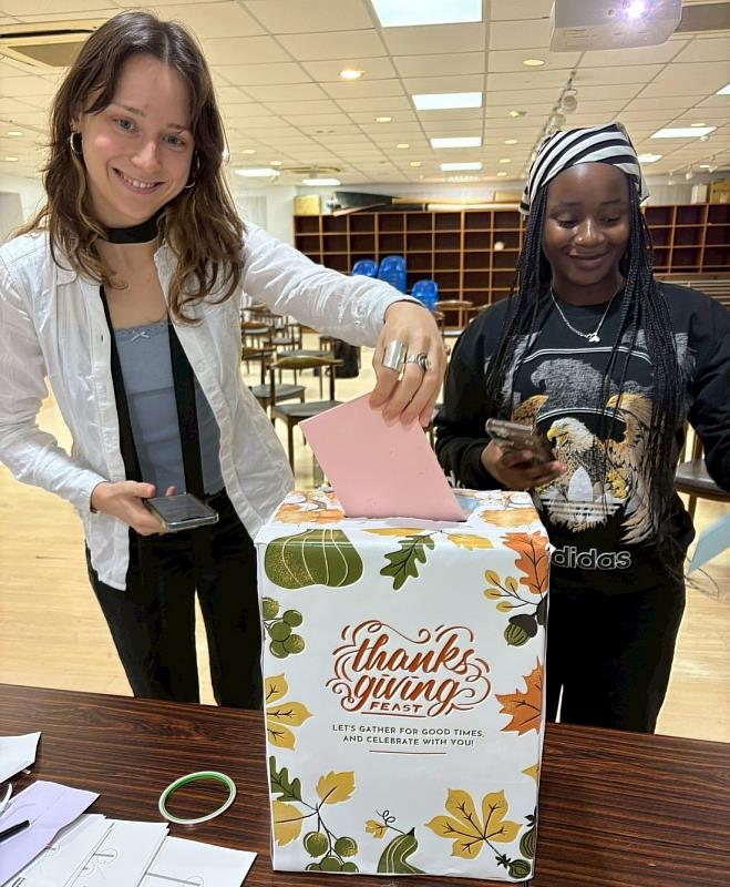 一封封寫滿愛的感恩卡片被輕輕投入信箱，國際處將免費幫每張實體卡片寄達世界各地。