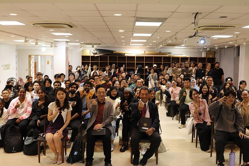 師長與國際學生一同合影，為今年的感恩節活動留下溫馨而難忘的畫面。