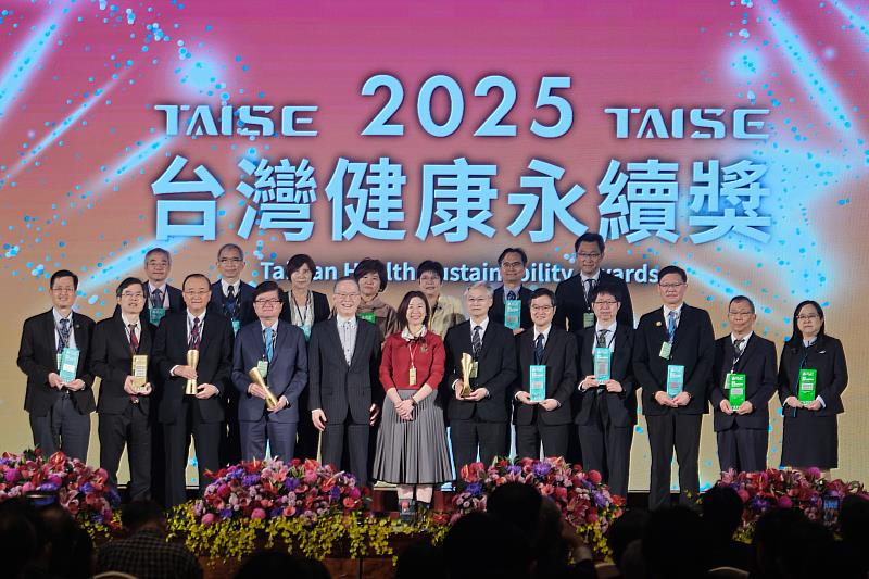 花蓮慈濟醫院再度榮獲「台灣永續績優醫院獎」；首本《永續報告書》也獲得「永續報告獎銅級」殊榮，由花蓮慈院吳彬安副院長代表（右2）受獎。