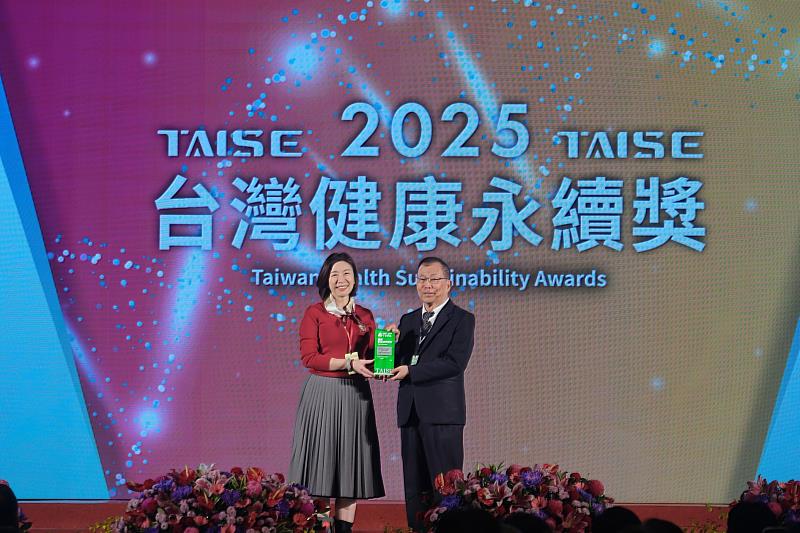 衛生福利部政務次長林靜儀（左）頒發「台灣永續績優醫院獎」給花蓮慈濟醫院，由副院長吳彬安（右）代表受獎。