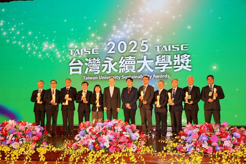 TAISE董事長簡又新與榮獲「2025台灣十大永續典範大學獎」代表合影。