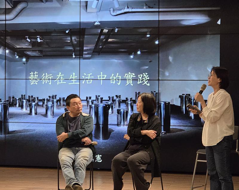 當代裝置藝術家徐瑞憲（左）、策展人賴麗惠（中）赴崑山科大開講，曾惠青副教授（右）主持交流時間。