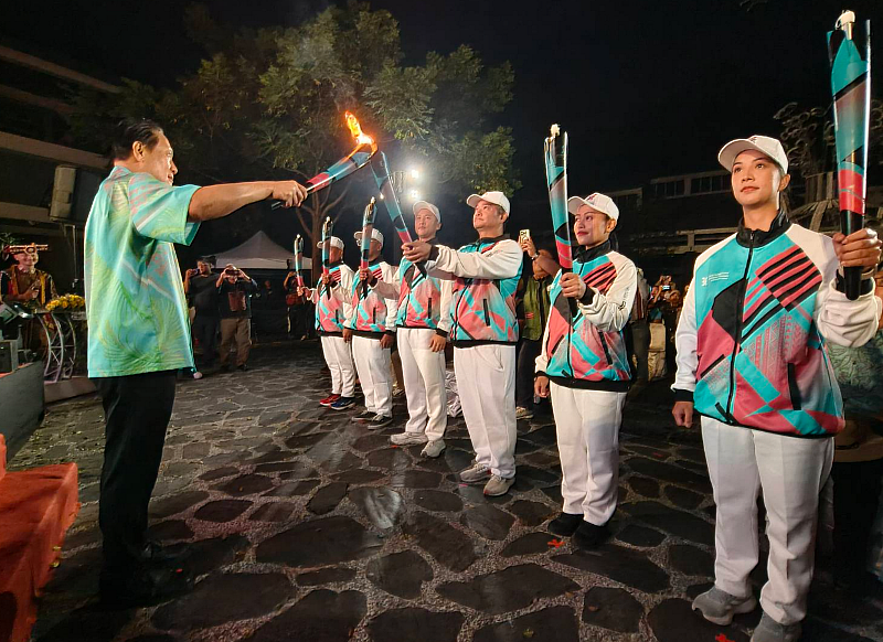 原民會曾智勇主委將母火傳遞給聖火隊，火苗將傳遍全台55處原住民地區公所。