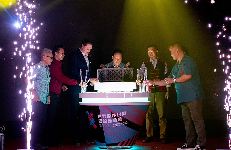 運動會共同主辦方原民會曾智勇主委（中）、原文會瑪拉歐斯董事長（右1），以及AIT張子霖處長（左3）等貴賓合力點燃賽會母火。