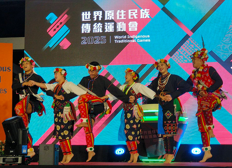 娜麓灣樂舞劇團以嘹亮歌聲與舞姿，帶動全場氣氛。