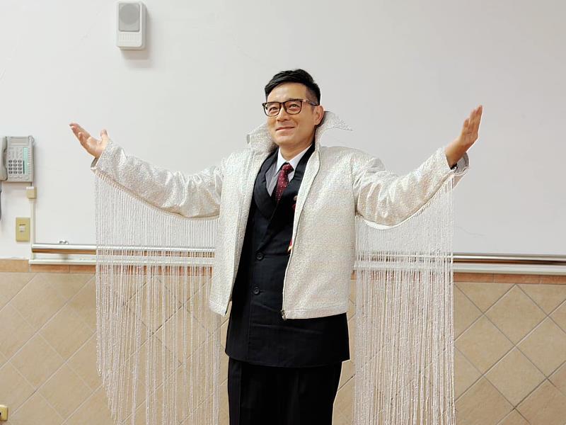 眷村舞台劇《一村喜事：康樂隊來了》，搭配特技表演，營造熱鬧氣氛。