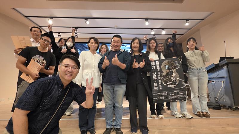 當代裝置藝術家徐瑞憲、策展人賴麗惠與研究生互動熱絡。