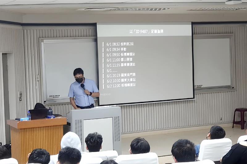 南大國文系舉辦AI文案書寫講座,余風副教授與學生分享企劃思維與永續議題的實務應用。