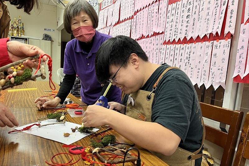 景觀系謝昀霖同學協助社區改善設計，成功爭取新台幣33萬元工程改善經費，畢業後直接受聘留任場域服務，實現「學用合一」與社會責任。