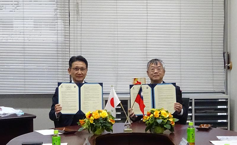 高雄醫學大學醫學院院長盧柏樑（右）與熊本大學醫學院院長尾池雄一（左）簽署《醫學院學生交換協議》。