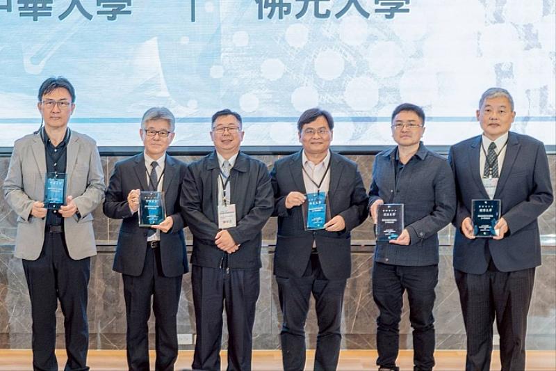 中華大學連續第10年獲得「教育部北一區品德教育特色學校觀摩及表揚推薦學校」獎項。（左1為閻克勤學務長代表校方受贈獎項）