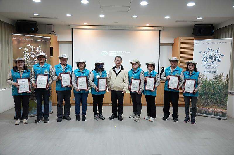 林業保育署嘉義分署李定忠分署長向長期投入導覽解說與環境教育的在地生態導覽員致敬。