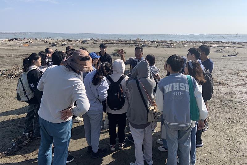 船長帶領南大師生登上網仔寮汕，認識紅樹林及濕地生態環境。