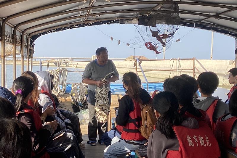 龍亨號船長向南大師生解說蚵養殖產業發展與漁村文化。