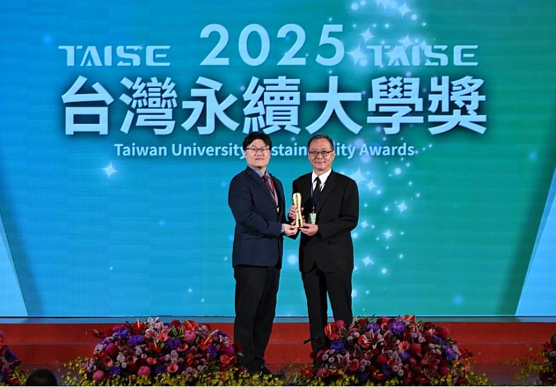 中國科技大學廖憲文資深副校長（右）代表接受教育部朱俊彰次長頒發2025永續楷模大學獎。（照片/校方提供）