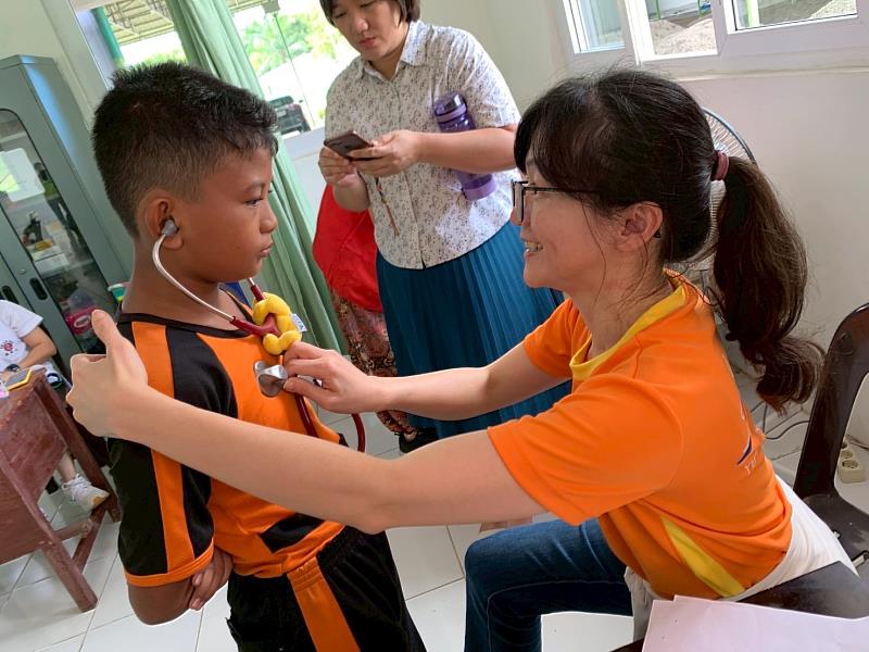 醫師在印尼棉蘭善德學校為學童健康檢查。(圖由靈鷲山佛教教團提供)