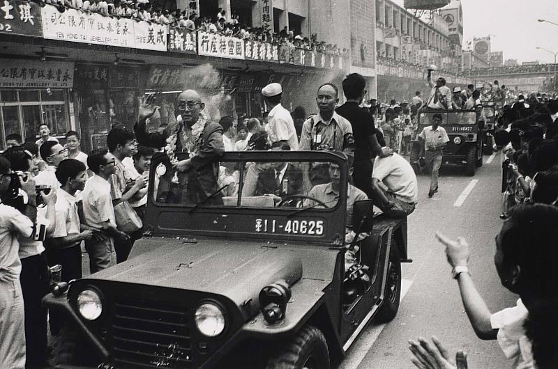〈少棒之父謝國城〉 攝影家翁庭華作品,1971年。在1971年9月的媒體報導上可以看見「勇奪世界少棒冠軍巨人少棒隊的小國手凱旋返國」等字眼,在當時全民瘋棒球的年代,棒球選手們返國受到英雄式歡迎。在這張影像中,攝影家翁庭華拍攝了當時少棒的重要推手謝國城(1912-1980)。