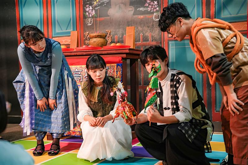 南大戲劇系學生於演出中結合陣頭與肢體表演，帶領觀眾走入工藝師傅的日常節奏與工作情境。