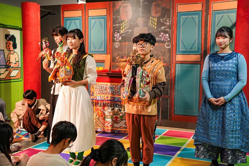 南大戲劇系學生於博物館空間穿梭演繹工藝師生命故事，展現導覽劇場的現場張力與情感深度。