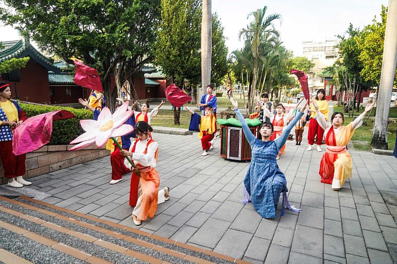 南大戲劇系與在地國寶級工藝師合作，將真實生命經驗轉化為具張力的劇場畫面。