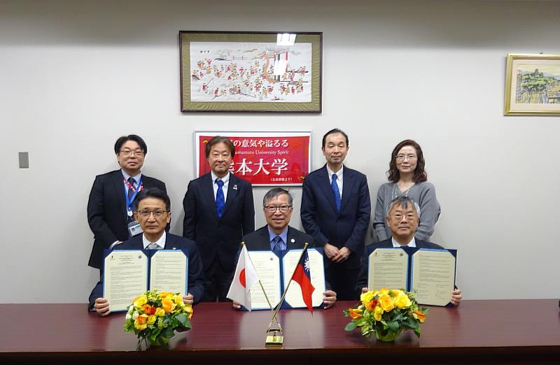 Group photo of the delegations from Kaohsiung Medical University and Kumamoto University.