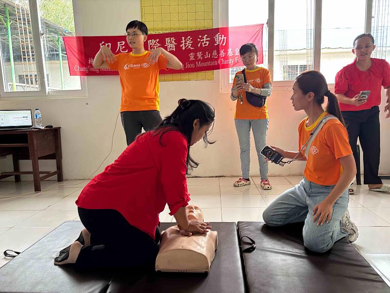 利用模型人偶,教師演練心肺復甦術(CPR)。(圖由靈鷲山佛教教團提供)
